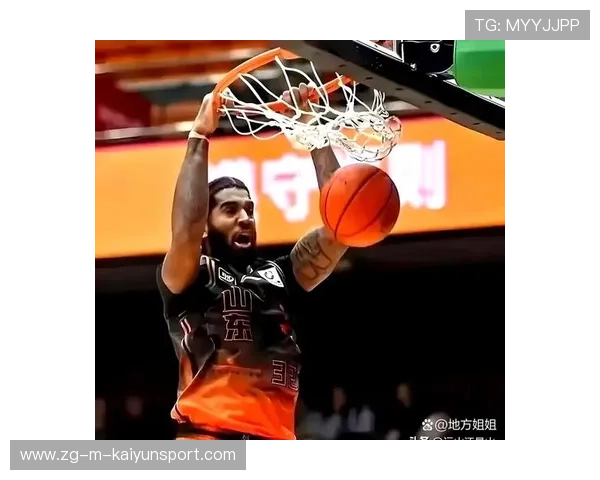 篮球双手暴扣震撼全场：激情与力量的完美交融